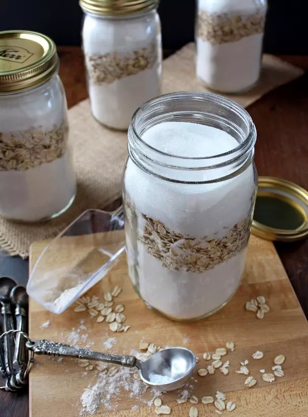 Master Muffin Mix with Whole Wheat and Oats helps you get a nourishing breakfast ready for your family when they need something quick. Includes a recipe for Banana Chocolate Chip Muffins