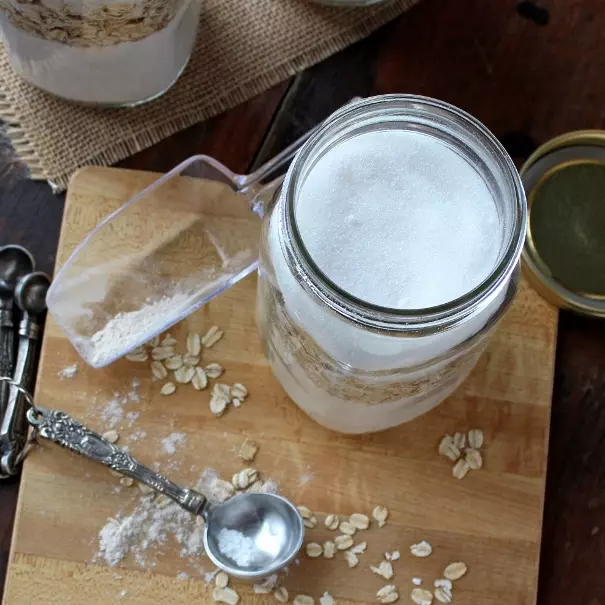 Master Muffin Mix with Whole Wheat and Oats helps you get a nourishing breakfast ready for your family when they need something quick. Includes a recipe for Banana Chocolate Chip Muffins