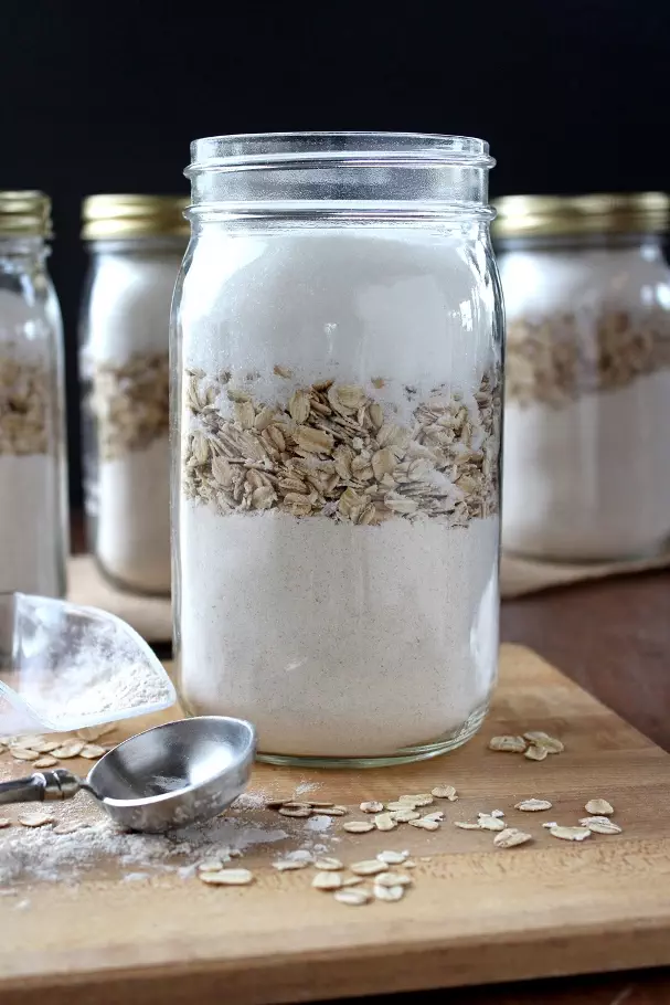 Master Muffin Mix with Whole Wheat and Oats helps you get a nourishing breakfast ready for your family when they need something quick. Includes a recipe for Banana Chocolate Chip Muffins