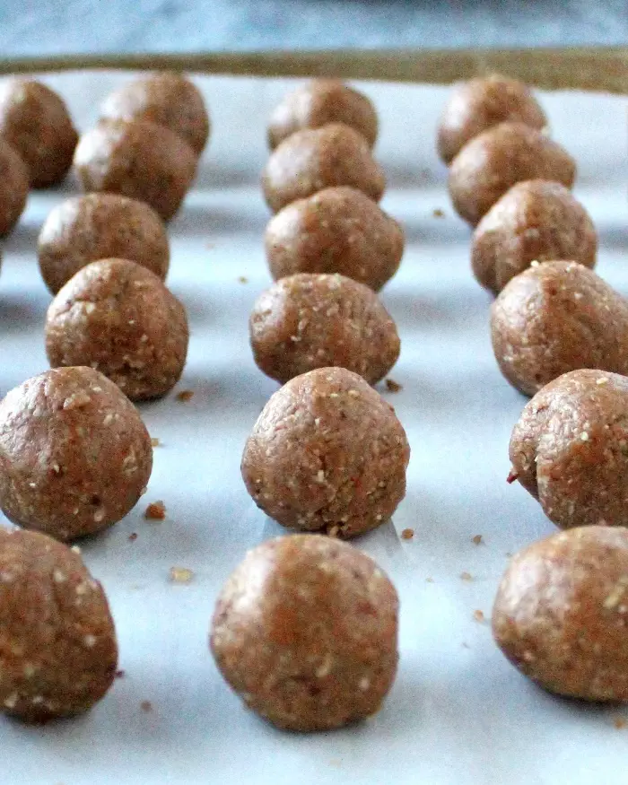 Peanut Butter Cookie Dough Energy Bites - Tastes like peanut butter cookie dough but have more to offer nutritionally than traditional cookie dough. They’re great for a quick snack or treat in the afternoon, or a pre- or post-workout fuel for your body.
