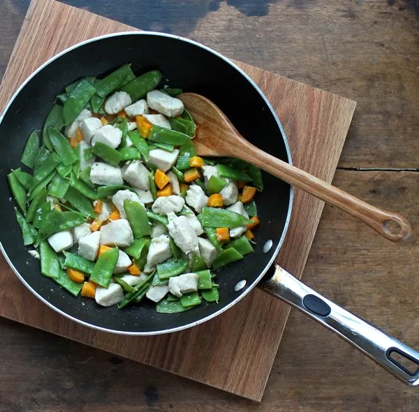 Chicken Snow Pea Skillet - Quick, easy, delicious garlicky stir fry with chicken and snow peas! #chicken #stirfry #snowpeas #healthyrecipes #ad