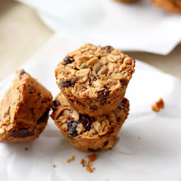 Delicious Chewy Granola Bites make a nourishing grab-and-go afternoon snack or a quick, healthy breakfast as you’re going out the door in the morning. #snacks #granola #healthysnacks #recipes