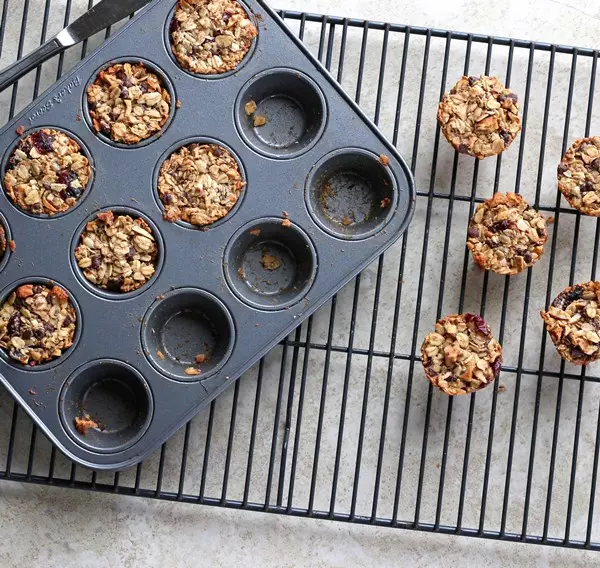 Can’t find a healthy snack at work or school? Make some Chewy Granola Bites with Peanut Butter and Apples now and you’ll have a healthy, yummy snack available all week. #snacks #granola #healthysnacks #recipes