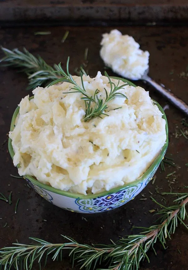 47 Healthy Thanksgiving Sides - If you’re looking for a healthier Thanksgiving side dish, look no further! Here’s a collection of 47 delicious and healthy Thanksgiving sides – all dietitian approved. You’ll find anything from cranberries to potatoes to salads and more. Best of all, you can make these recipes at Christmas too!